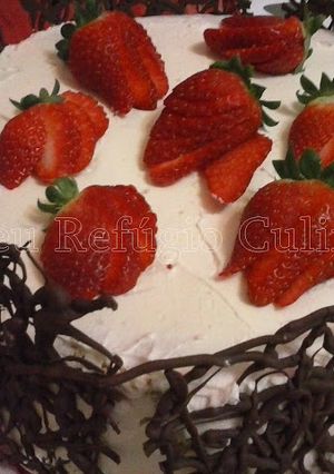 Foto de Bolo de Aniversário - Massa de Pão-de-ló Recheado com Chantily e Morangos