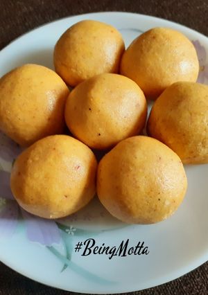 A picture of Almond Besan Ladoos.