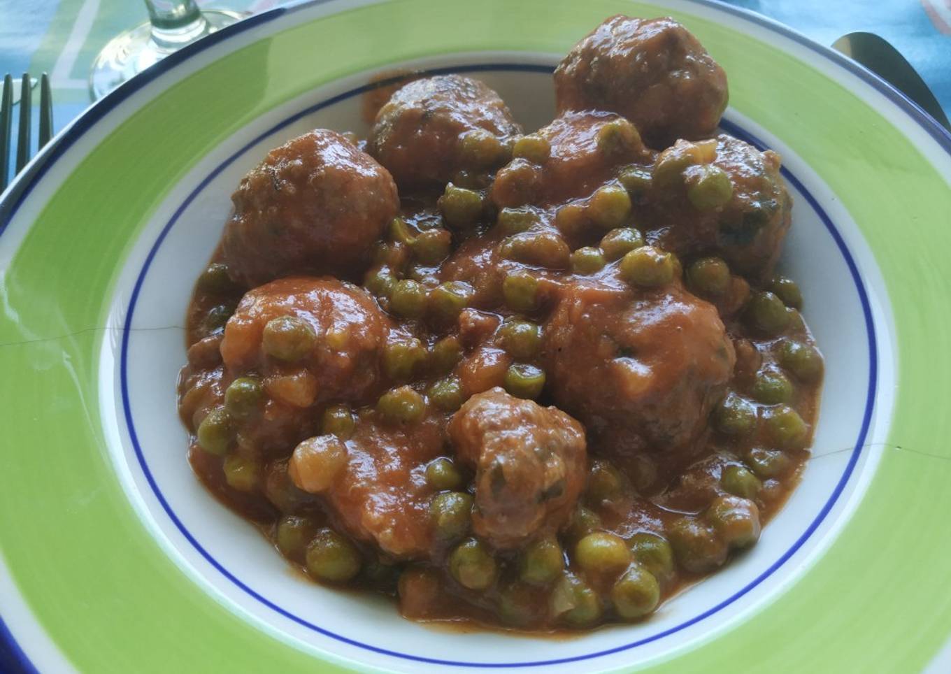 Albóndigas con guisantes