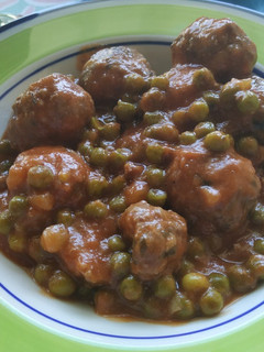 Una foto de Albóndigas con guisantes