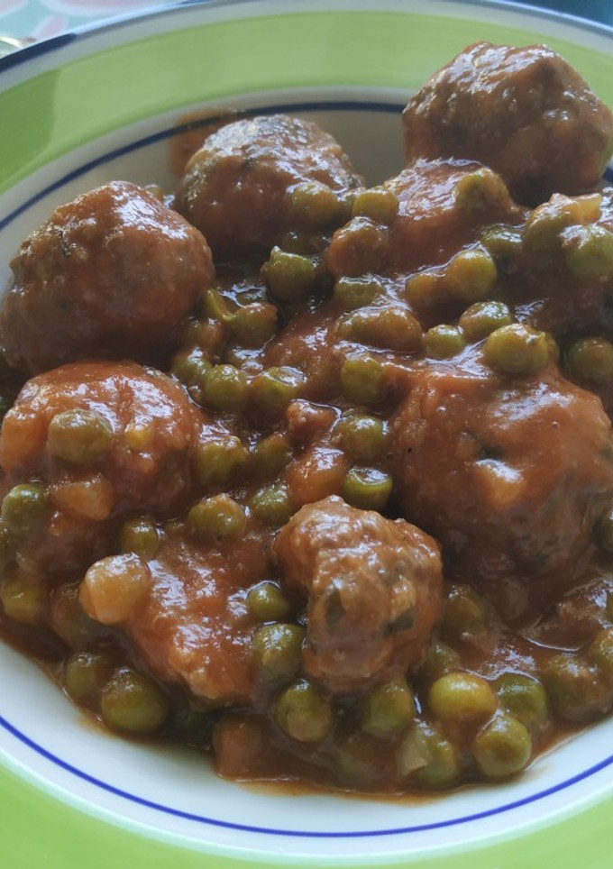 Una foto de Albóndigas con guisantes