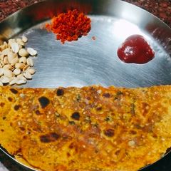 A picture of Lasuni Methi Paratha.