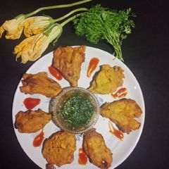 A picture of Pumpkin flower ke pakode.