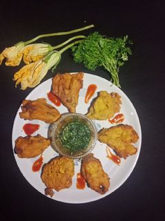 A picture of Pumpkin flower ke pakode.