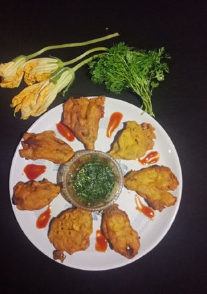 A picture of Pumpkin flower ke pakode.