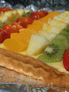 Una foto de Tarta de crema con frutas frescas