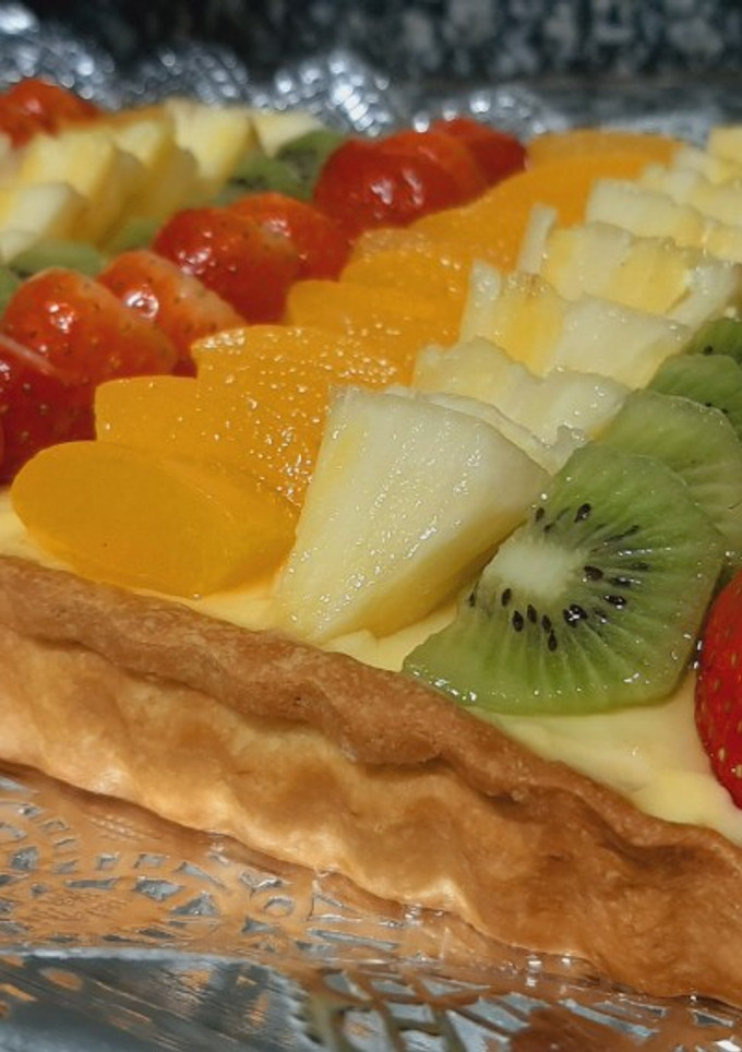 Una foto de Tarta de crema con frutas frescas