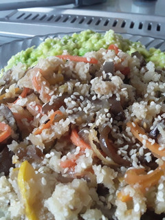 Una foto de Arrocito de coliflor con berenjenas salteadas!!! 😁🍙🍚🍆🥕🌰🥒🍆🍚🍙