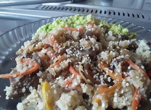 Una foto de Arrocito de coliflor con berenjenas salteadas!!! 😁🍙🍚🍆🥕🌰🥒🍆🍚🍙