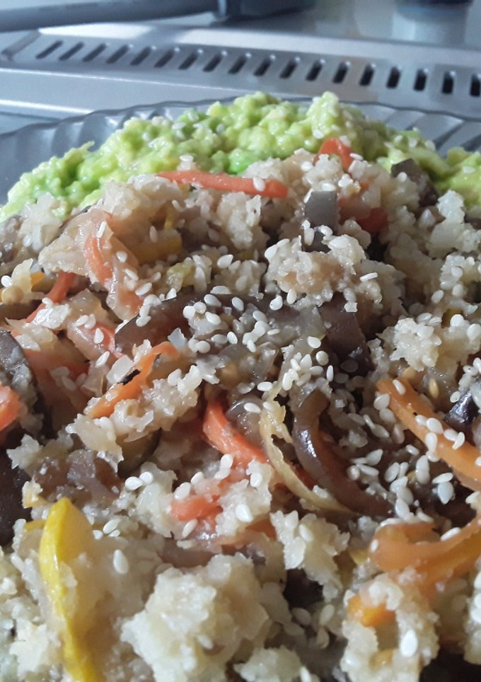 Una foto de Arrocito de coliflor con berenjenas salteadas!!! 😁🍙🍚🍆🥕🌰🥒🍆🍚🍙