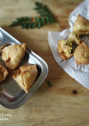 आलू कॉर्न मिनी समोसा (Aloo corn mini samosa recipe in hindi) रेसिपी मुख्य फोटो