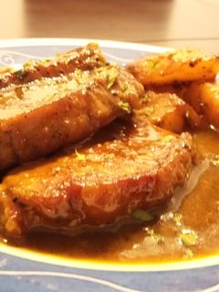 Una foto de Lomo de Cerdo Guisado con Leche de Coco, Yakiniku, Basil Lemongrass y Curry