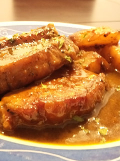 Una foto de Lomo de Cerdo Guisado con Leche de Coco, Yakiniku, Basil Lemongrass y Curry