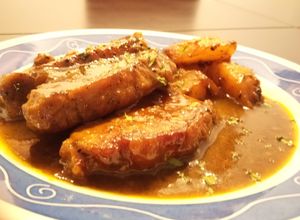 Una foto de Lomo de Cerdo Guisado con Leche de Coco, Yakiniku, Basil Lemongrass y Curry