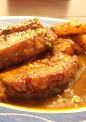 Una foto de Lomo de Cerdo Guisado con Leche de Coco, Yakiniku, Basil Lemongrass y Curry