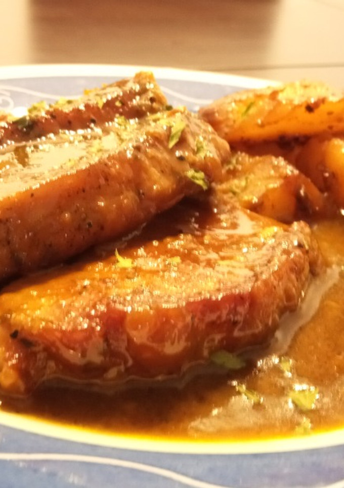 Una foto de Lomo de Cerdo Guisado con Leche de Coco, Yakiniku, Basil Lemongrass y Curry