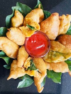 પોઇ ના ભજીયા(poy na bhajiya recipe in Gujarati) રેસીપી મુખ્ય ફોટો