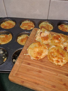 Una foto de Papas a la crema en placa de cup cakes!!