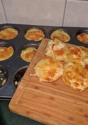Una foto de Papas a la crema en placa de cup cakes!!