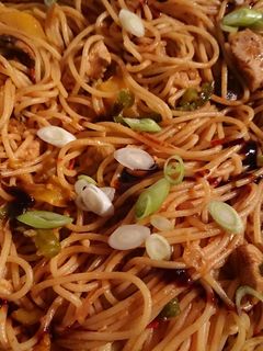 صورة لوصفة معكرونة بصوص الصويا والخضار ☺😋