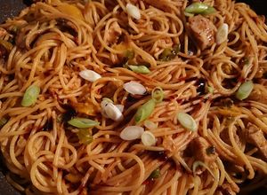 صورة لوصفة معكرونة بصوص الصويا والخضار ☺😋