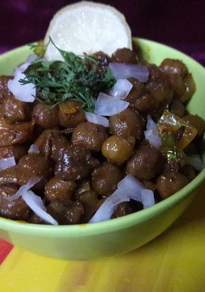 चटपटीत चना उसळ (chana usal recipe in marathi) रेसिपी चे मुख्य फोटो 
