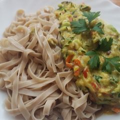 A picture of Wholegrain rice noodles with avocado-zucchini sauce [VEGAN].