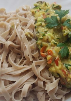 A picture of Wholegrain rice noodles with avocado-zucchini sauce [VEGAN].