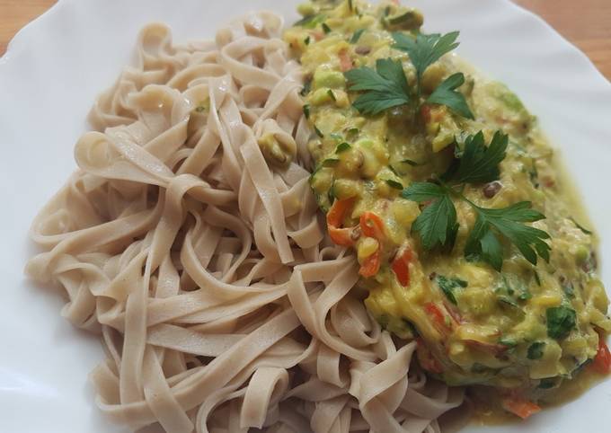 Wholegrain rice noodles with avocado-zucchini sauce [VEGAN]