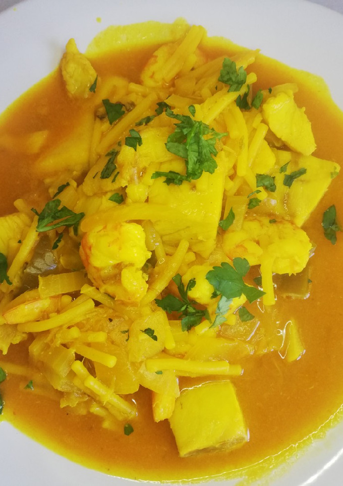 Una foto de Cazuela de fideos con merluza y langostinos