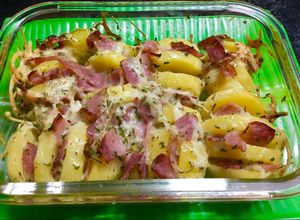Hình của món Khoai tây đút lò với thịt xông khói.