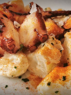 Una foto de Pulpo a la plancha con Patatas en alioli