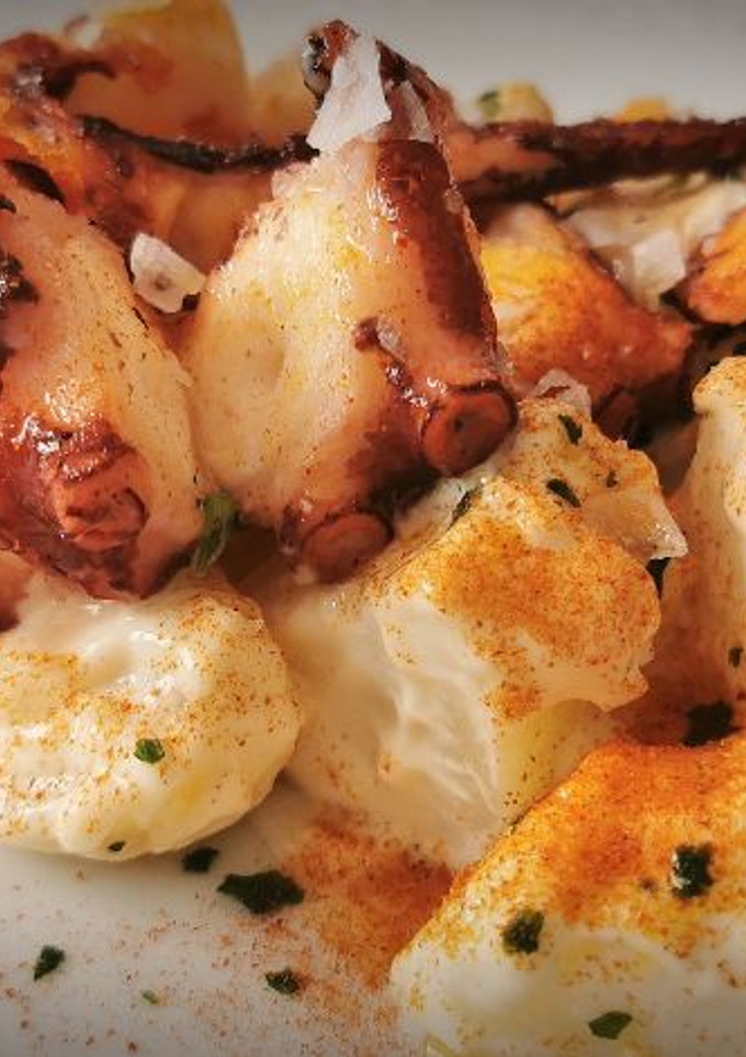 Una foto de Pulpo a la plancha con Patatas en alioli