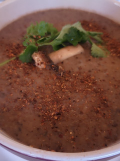 Una foto de Crema de porotos negros y hongos