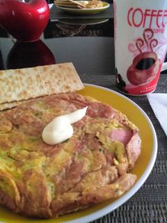 Una foto de Tortilla de salchichas y papas👍🇵🇪
