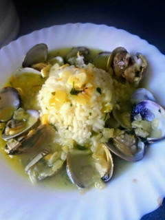 Una foto de Arroz blanco con almejas a la marinera