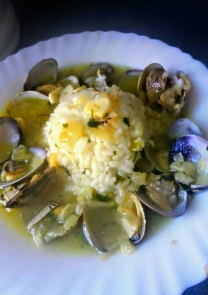 Una foto de Arroz blanco con almejas a la marinera