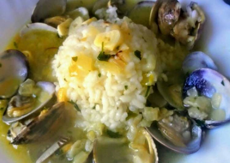 Arroz blanco con almejas a la marinera