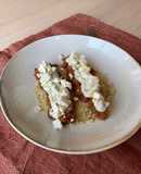 Cous cous con bolognese, salsa de yogurt y feta