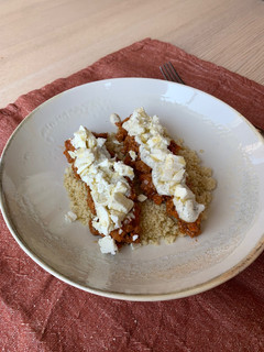 Una foto de Cous cous con bolognese, salsa de yogurt y feta