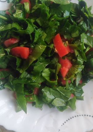 A picture of Spinach tomato salad.