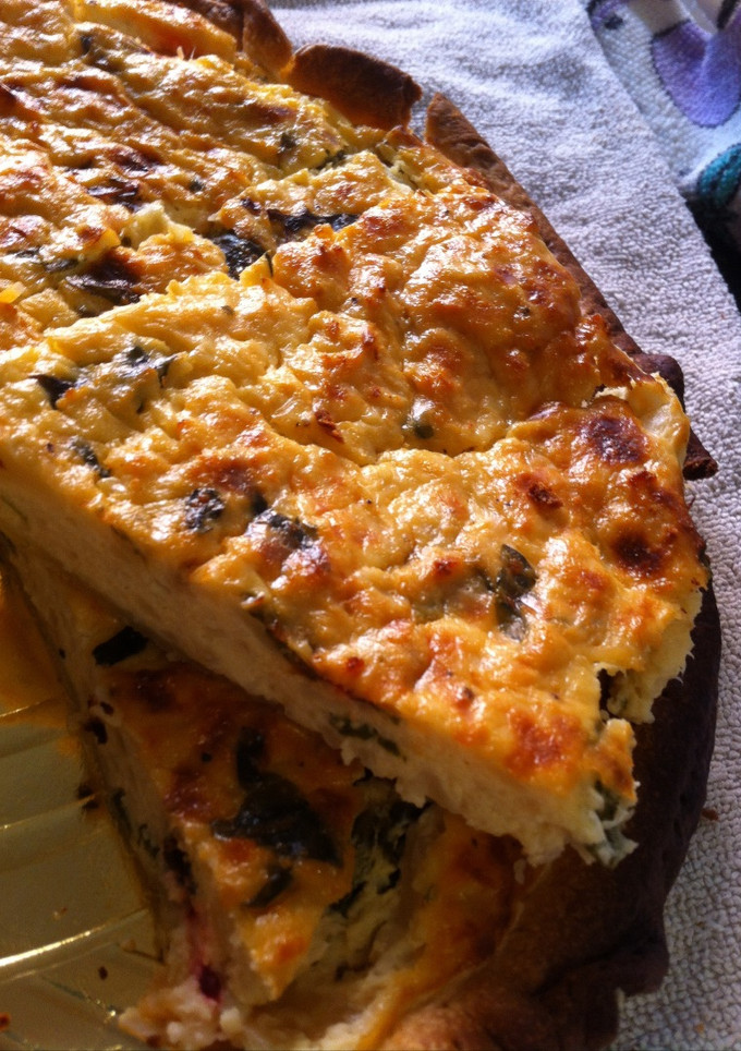 Una foto de Quiche de coliflor, queso y hoja de remolacha