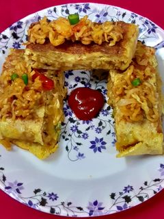 নুডলস অমলেট রোল (Noodles omelette roll recipe in Bengali) রেসিপির প্রধান ছবি