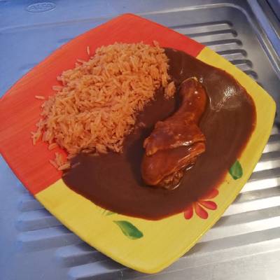 Mole con pollo y arroz Receta de Maryss Caldeeron - Cookpad