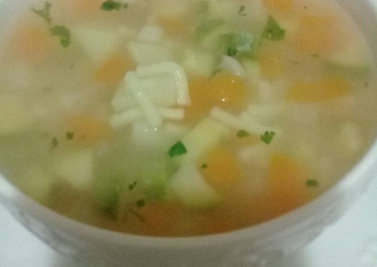شوربة بالخضر وشعيرية صحية