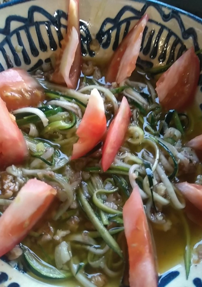 Una foto de Espaguetis de Calabacín con vinagreta de Nueces