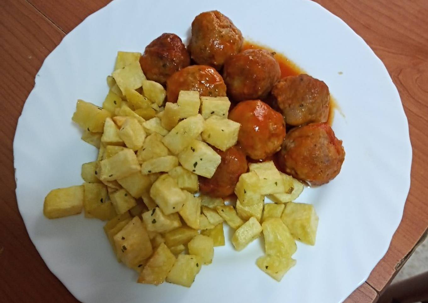 Albóndigas de pollo y pavo con papas fritas y salsa