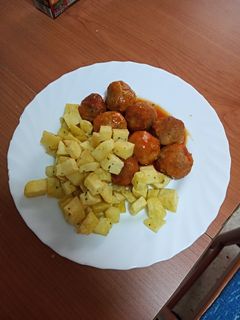 Una foto de Albóndigas de pollo y pavo con papas fritas y salsa