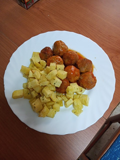 Una foto de Albóndigas de pollo y pavo con papas fritas y salsa