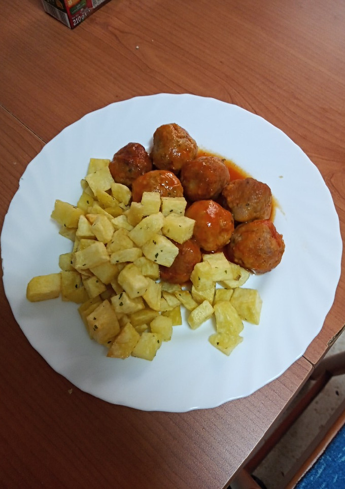 Una foto de Albóndigas de pollo y pavo con papas fritas y salsa